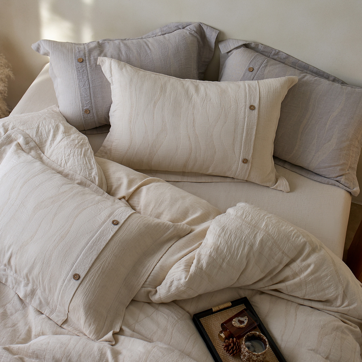 91家纺网 家纺一手货源 找家纺 涞澳家纺 2025新款棉麻皱皱纱四件套 萨尔斯-白