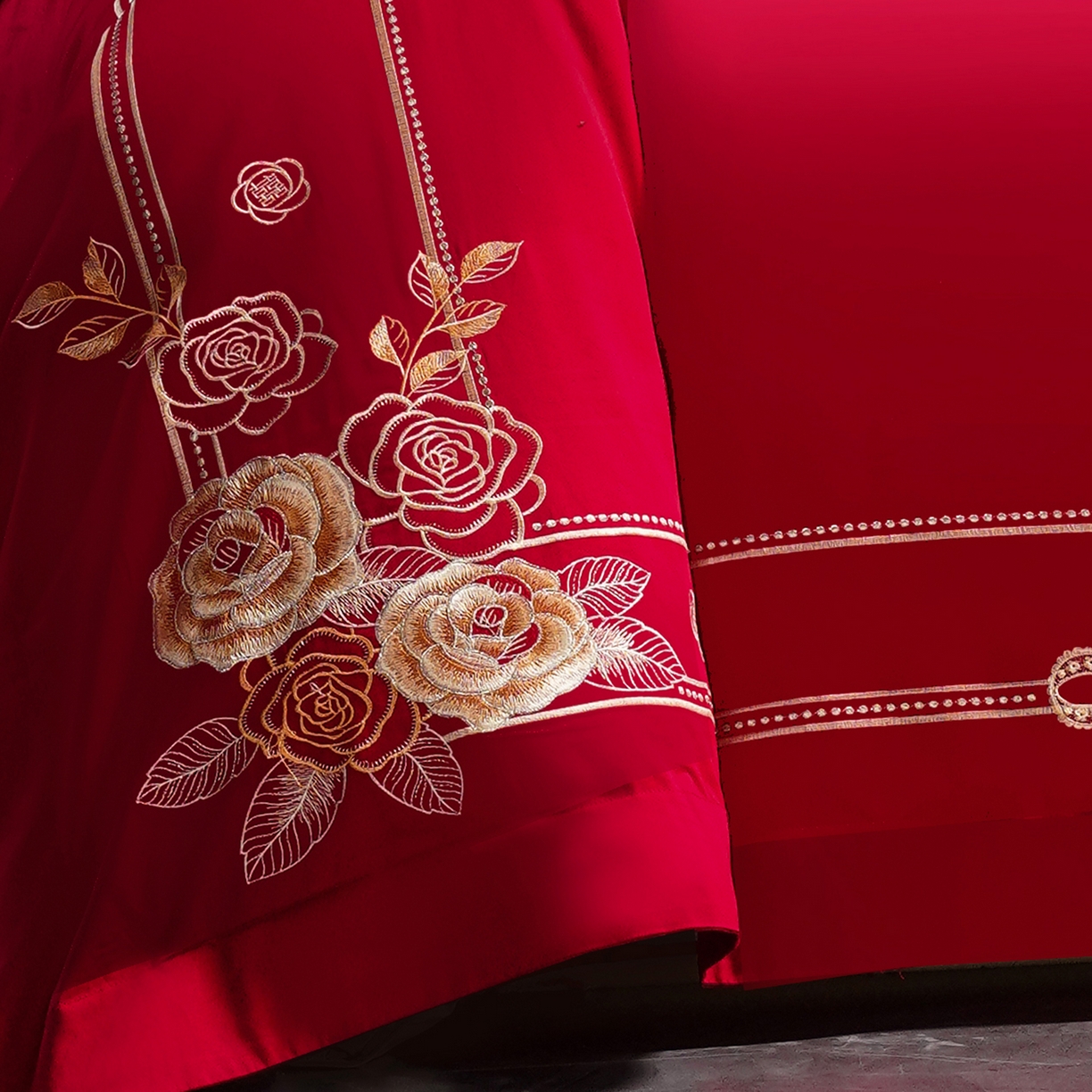 91家纺网 家纺一手货源 找家纺 置顶家纺 2025新款新中式婚庆亲肤刺绣四件套 花开并蒂-大红