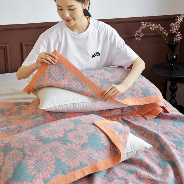 91家纺网 家纺一手货源 找家纺 棠薇家纺 2025新款全棉枕巾夹棉枕巾枕头盖巾彩纱三层纱枕巾 葵园蓝粉枕巾