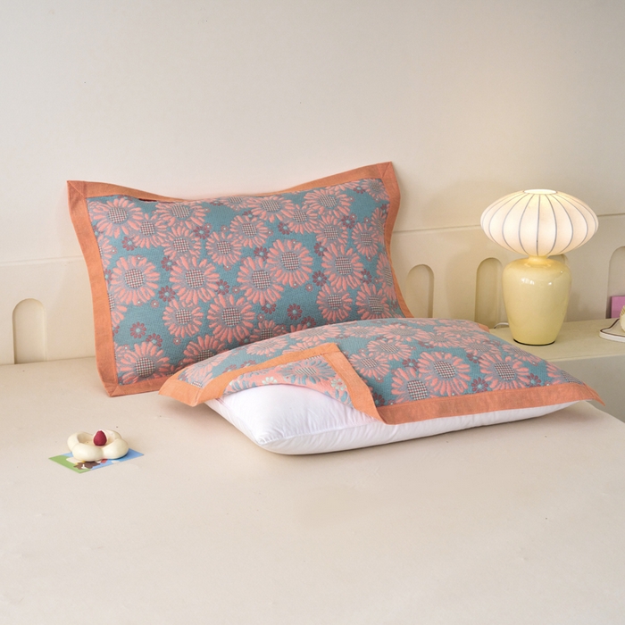 91家纺网 家纺一手货源 找家纺 棠薇家纺 2025新款全棉枕巾夹棉枕巾枕头盖巾彩纱三层纱枕巾 葵园蓝粉枕巾