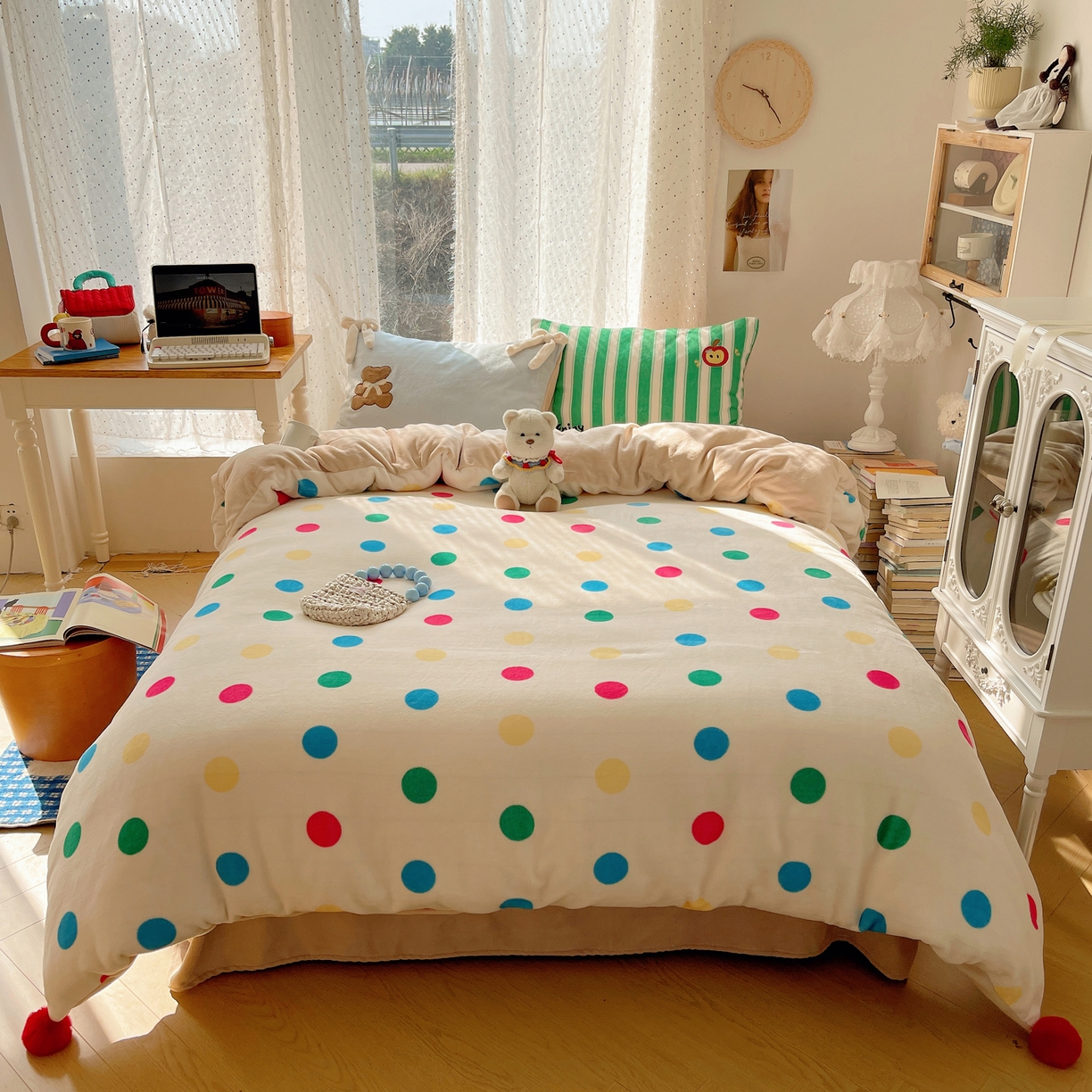 91家纺网 家纺一手货源 找家纺 轻奢坊 2025新款亲肤舒适牛奶绒毛球蝴蝶结款贴布绣四件套 绒波点小熊