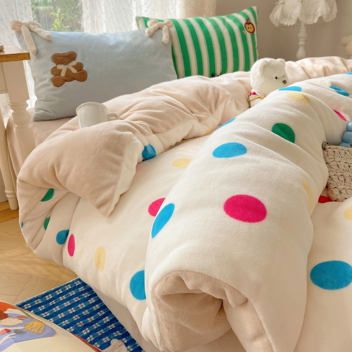 91家纺网 家纺一手货源 找家纺 轻奢坊 2025新款亲肤舒适牛奶绒毛球蝴蝶结款贴布绣四件套 绒波点小熊