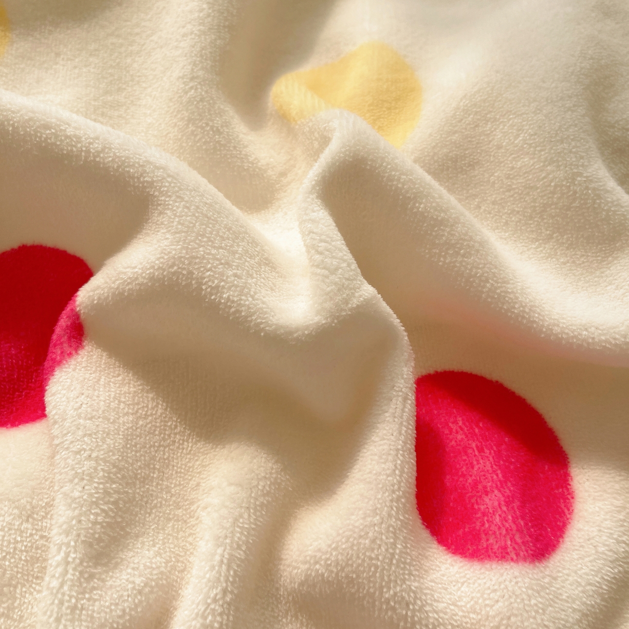 91家纺网 家纺一手货源 找家纺 轻奢坊 2025新款亲肤舒适牛奶绒毛球蝴蝶结款贴布绣四件套 绒波点小熊