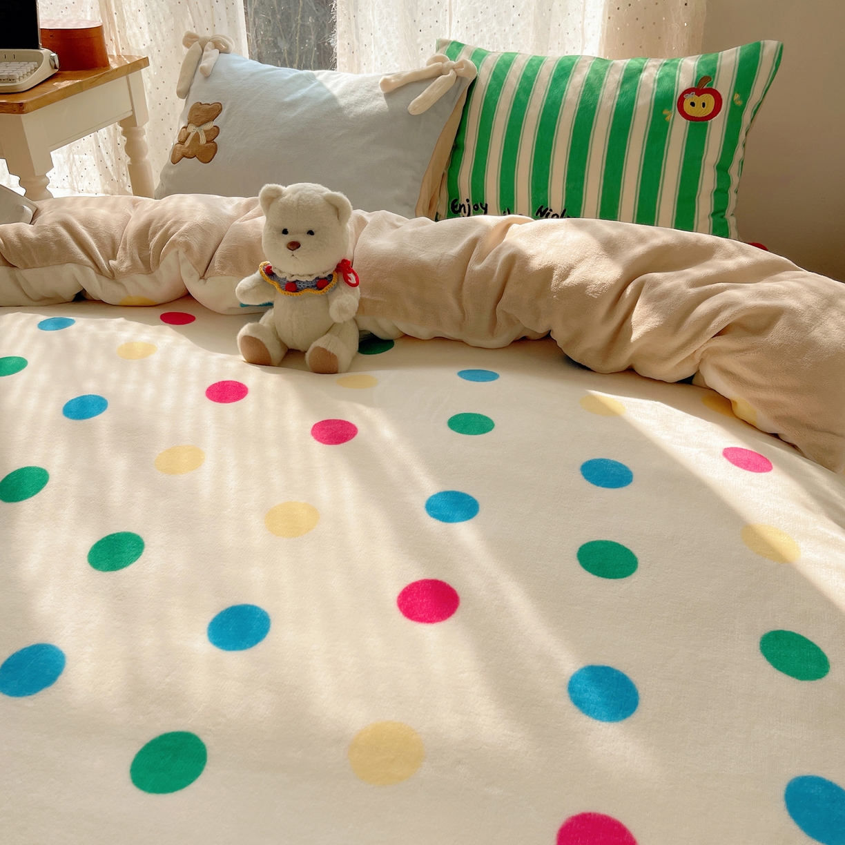 91家纺网 家纺一手货源 找家纺 轻奢坊 2025新款亲肤舒适牛奶绒毛球蝴蝶结款贴布绣四件套 绒波点小熊