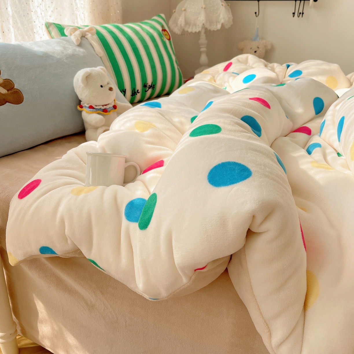 91家纺网 家纺一手货源 找家纺 轻奢坊 2025新款亲肤舒适牛奶绒毛球蝴蝶结款贴布绣四件套 绒波点小熊