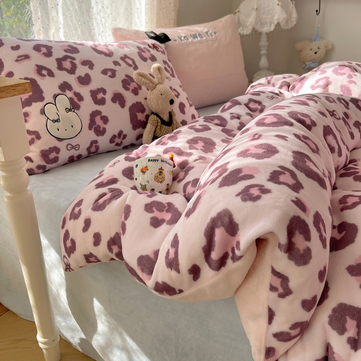 91家纺网 家纺一手货源 找家纺 （总）轻奢坊 2025新款亲肤舒适牛奶绒毛球蝴蝶结款贴布绣四件套