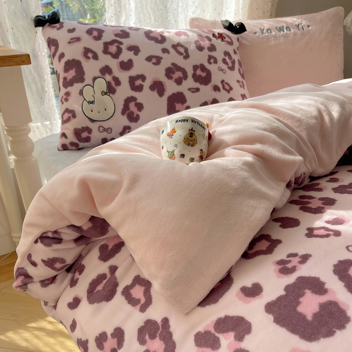 91家纺网 家纺一手货源 找家纺 （总）轻奢坊 2025新款亲肤舒适牛奶绒毛球蝴蝶结款贴布绣四件套