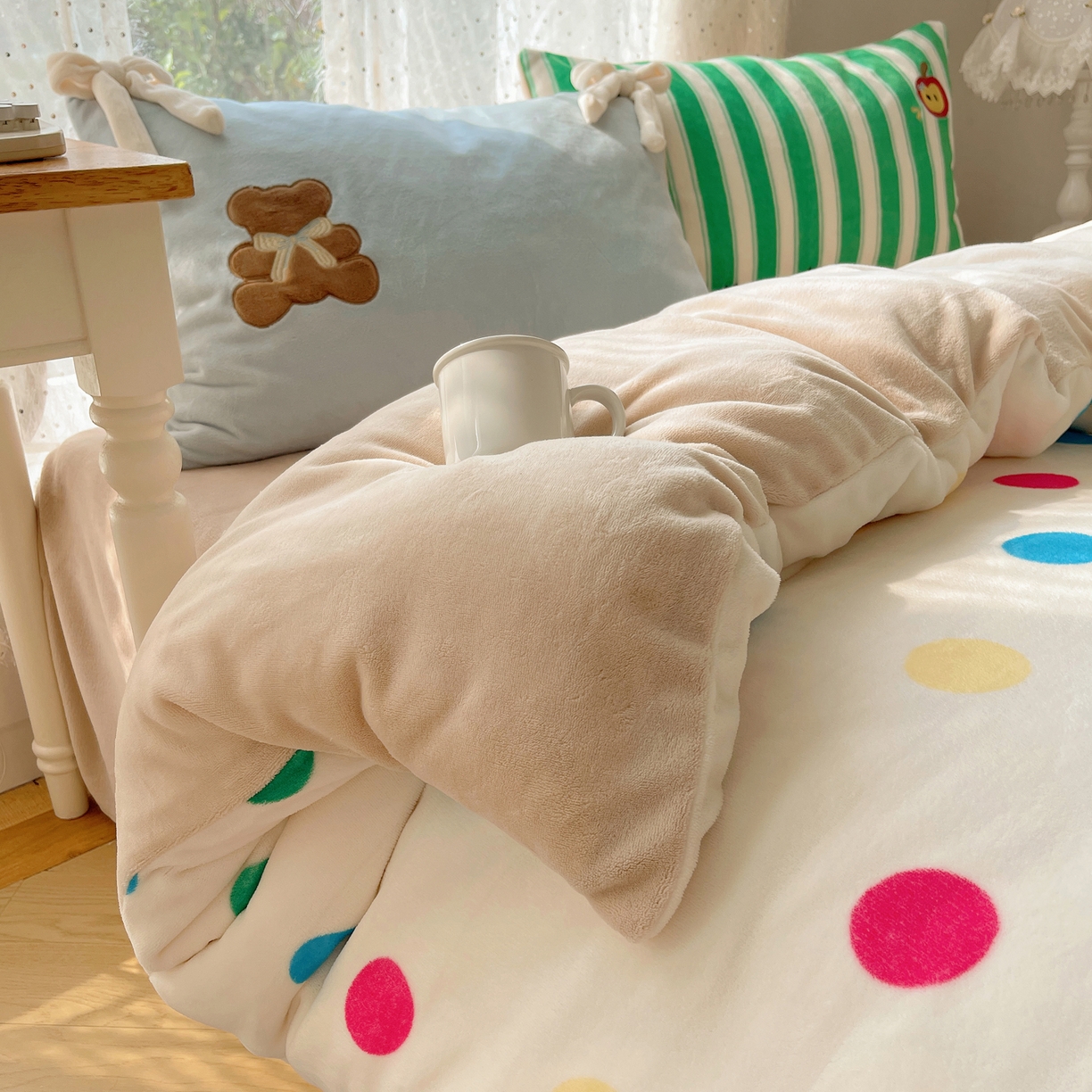 91家纺网 家纺一手货源 找家纺 轻奢坊 2025新款亲肤舒适牛奶绒毛球蝴蝶结款贴布绣四件套 绒波点小熊