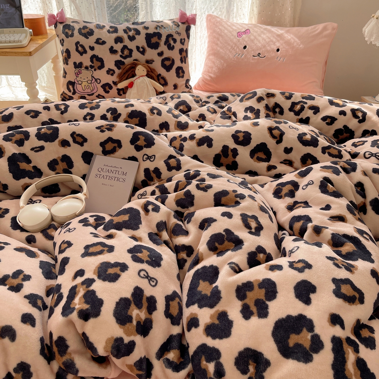 91家纺网 家纺一手货源 找家纺 （总）轻奢坊 2025新款亲肤舒适牛奶绒毛球蝴蝶结款贴布绣四件套