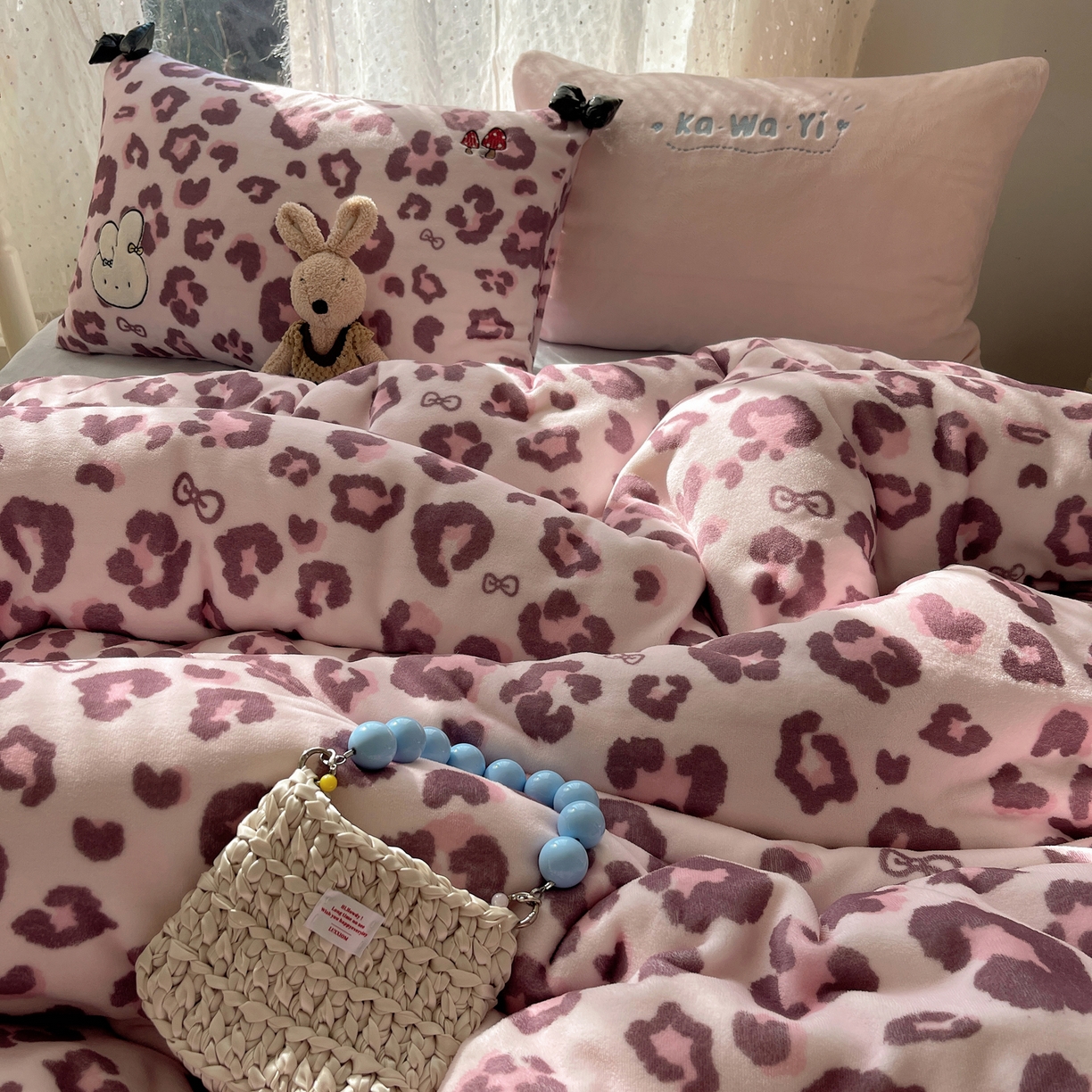 91家纺网 家纺一手货源 找家纺 （总）轻奢坊 2025新款亲肤舒适牛奶绒毛球蝴蝶结款贴布绣四件套