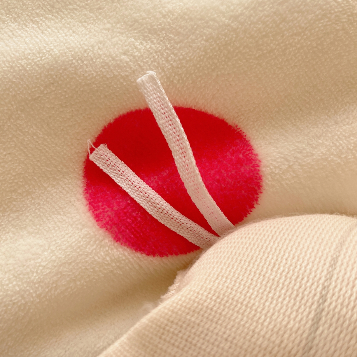 91家纺网 家纺一手货源 找家纺 轻奢坊 2025新款亲肤舒适牛奶绒毛球蝴蝶结款贴布绣四件套 绒波点小熊