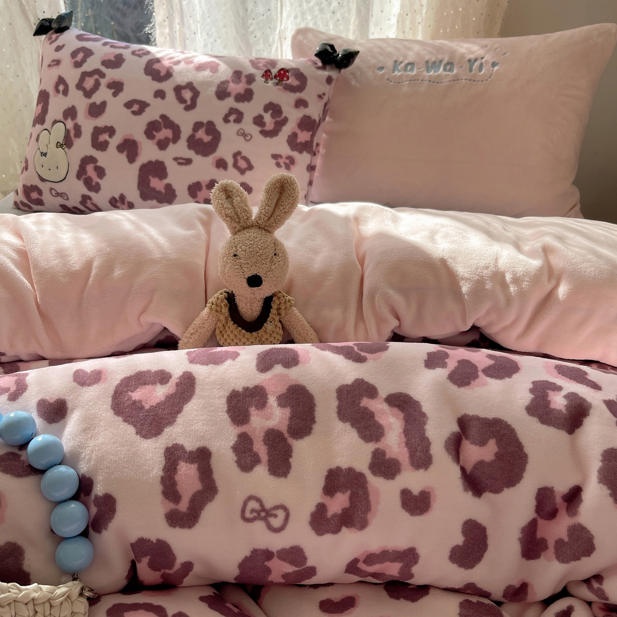 91家纺网 家纺一手货源 找家纺 （总）轻奢坊 2025新款亲肤舒适牛奶绒毛球蝴蝶结款贴布绣四件套