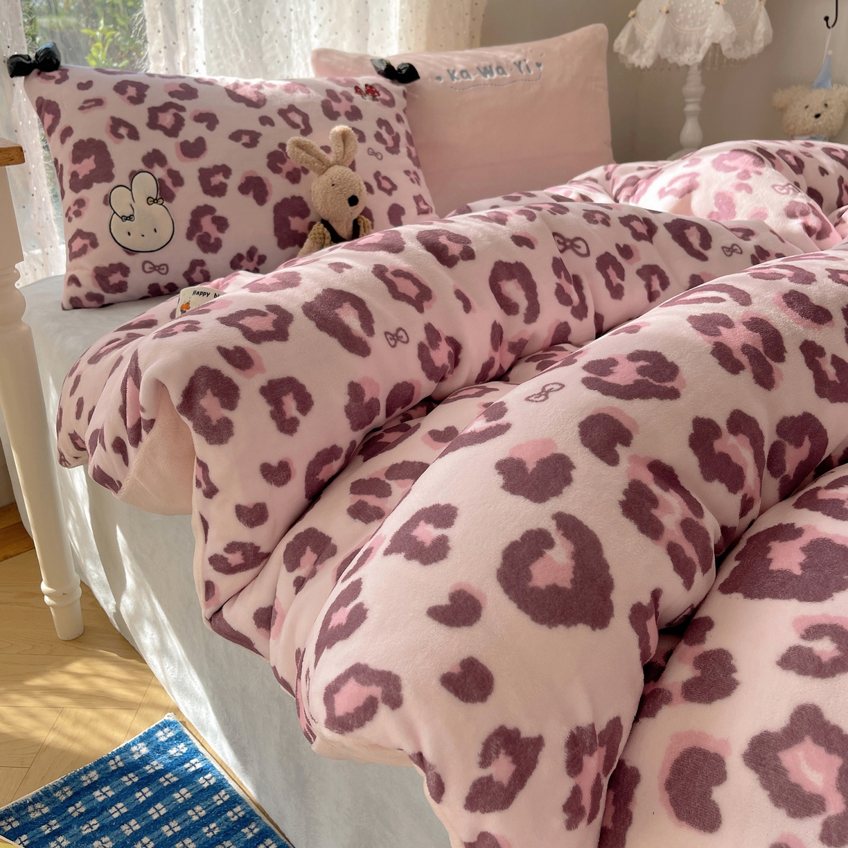 91家纺网 家纺一手货源 找家纺 （总）轻奢坊 2025新款亲肤舒适牛奶绒毛球蝴蝶结款贴布绣四件套