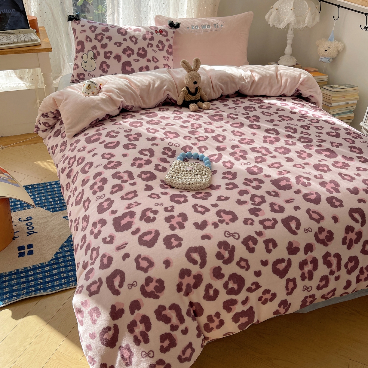 91家纺网 家纺一手货源 找家纺 （总）轻奢坊 2025新款亲肤舒适牛奶绒毛球蝴蝶结款贴布绣四件套