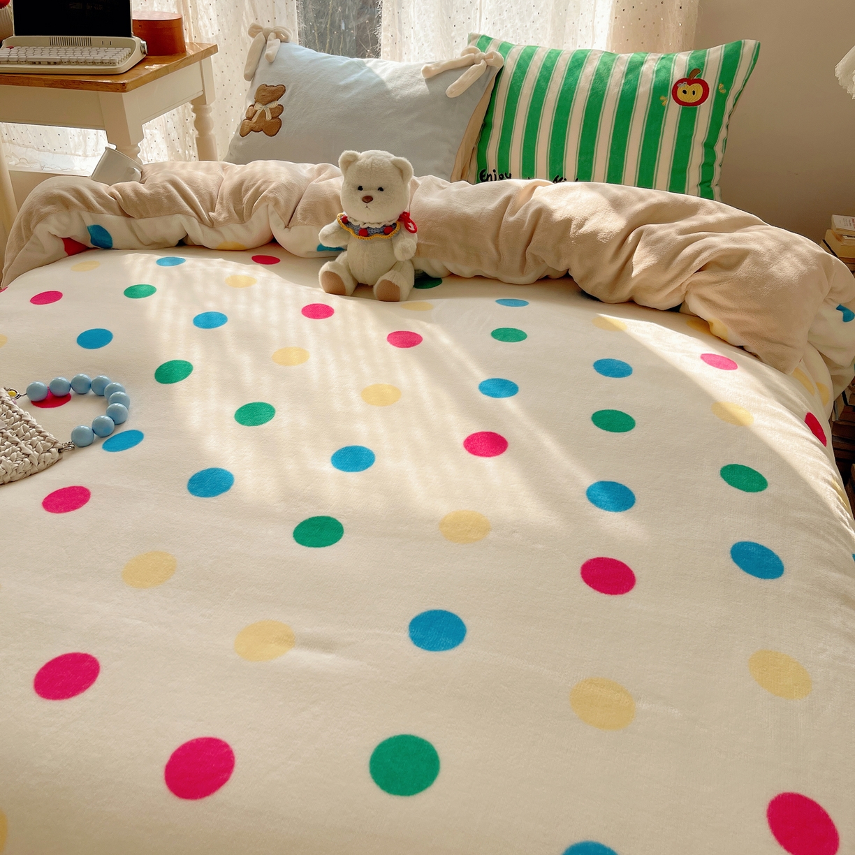 91家纺网 家纺一手货源 找家纺 轻奢坊 2025新款亲肤舒适牛奶绒毛球蝴蝶结款贴布绣四件套 绒波点小熊