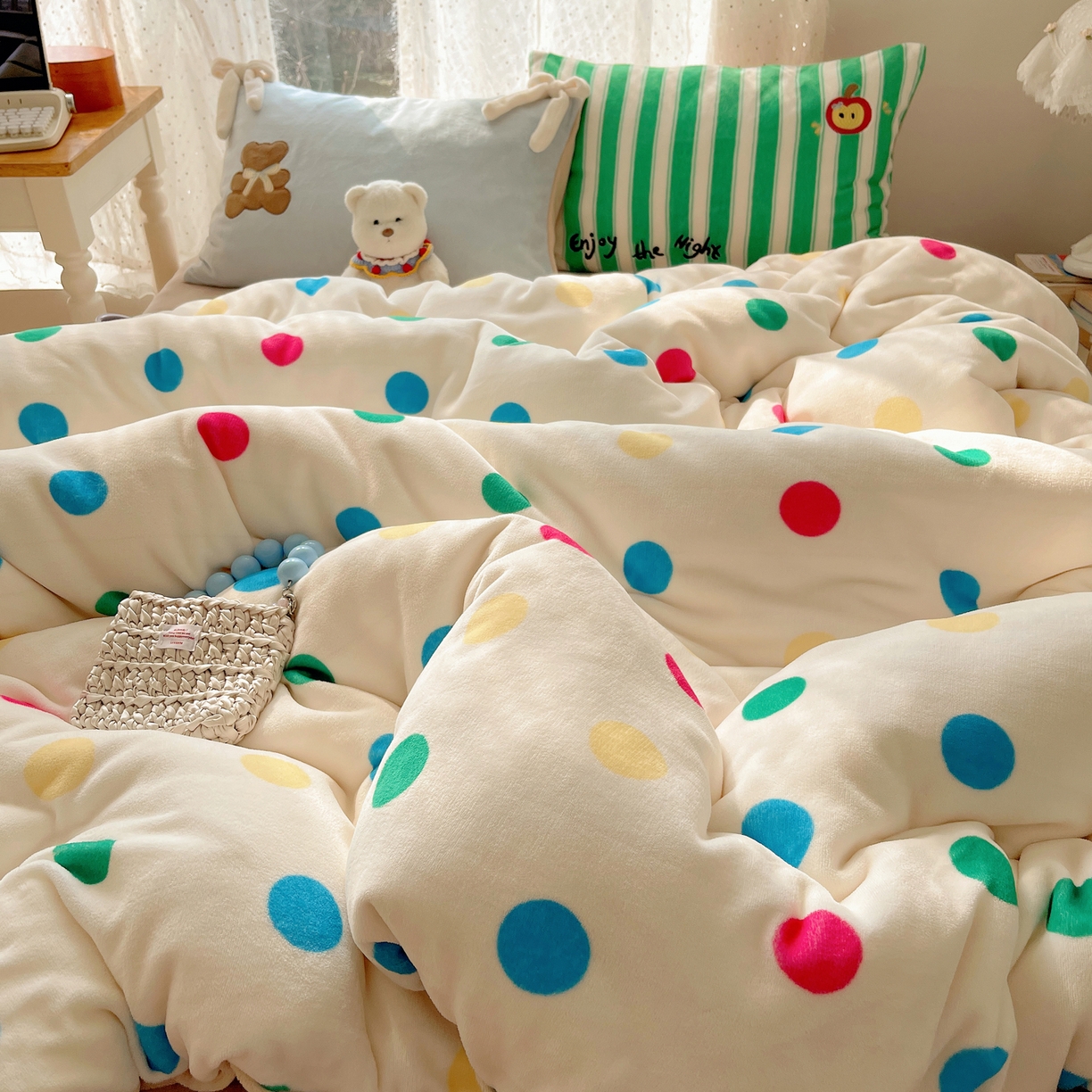 91家纺网 家纺一手货源 找家纺 轻奢坊 2025新款亲肤舒适牛奶绒毛球蝴蝶结款贴布绣四件套 绒波点小熊