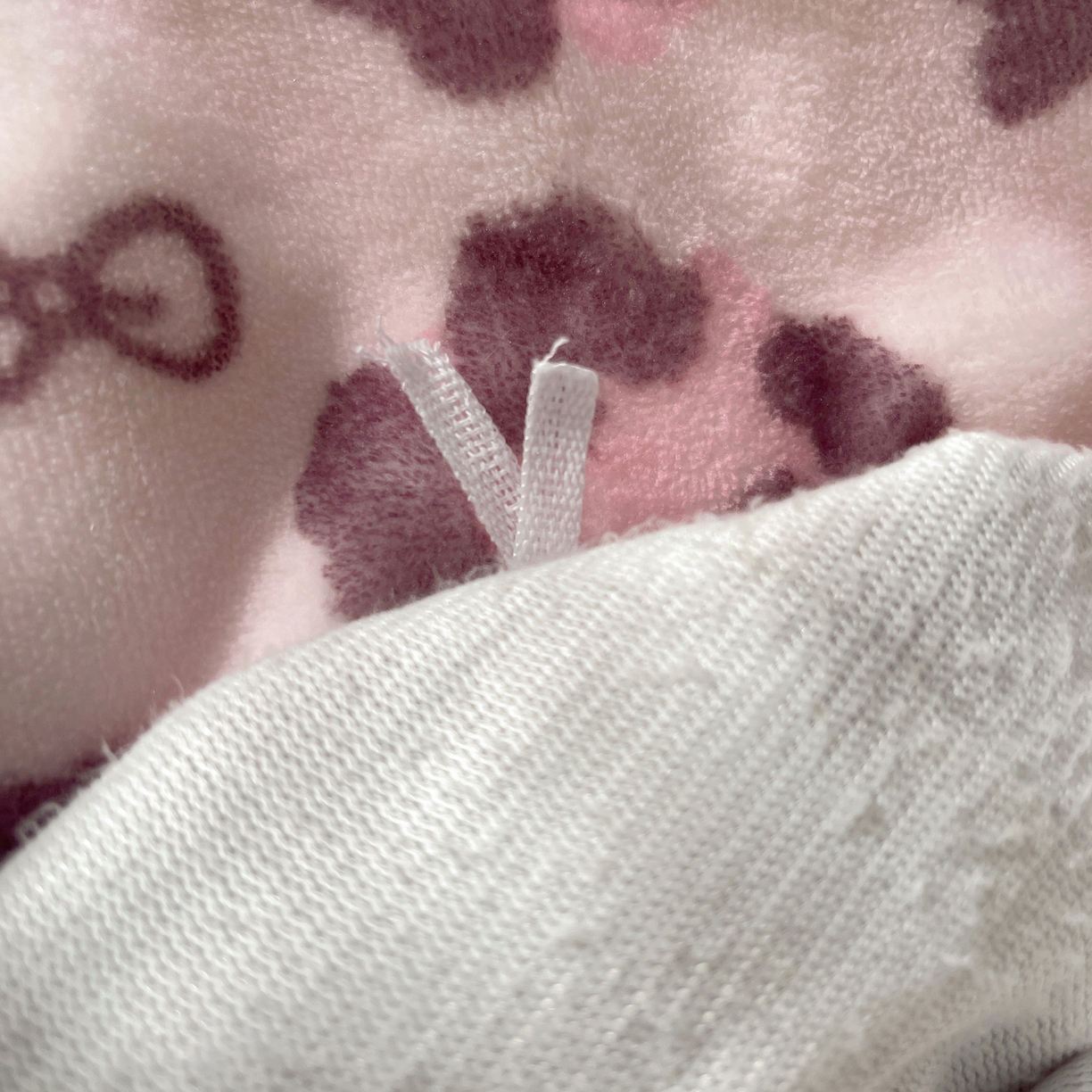 91家纺网 家纺一手货源 找家纺 （总）轻奢坊 2025新款亲肤舒适牛奶绒毛球蝴蝶结款贴布绣四件套