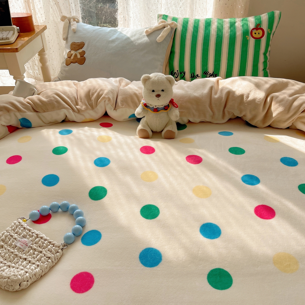 91家纺网 家纺一手货源 找家纺 轻奢坊 2025新款亲肤舒适牛奶绒毛球蝴蝶结款贴布绣四件套 绒波点小熊