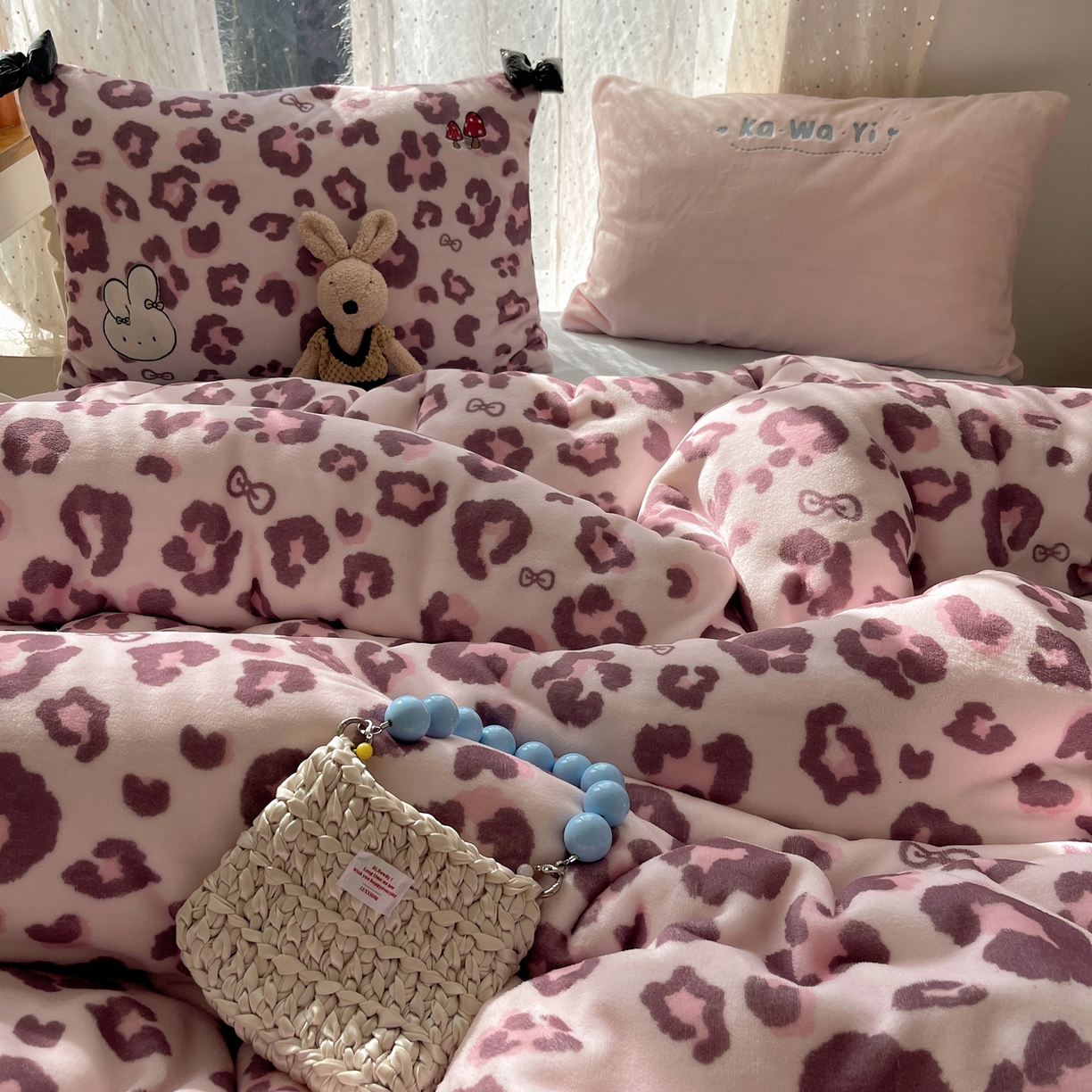 91家纺网 家纺一手货源 找家纺 （总）轻奢坊 2025新款亲肤舒适牛奶绒毛球蝴蝶结款贴布绣四件套