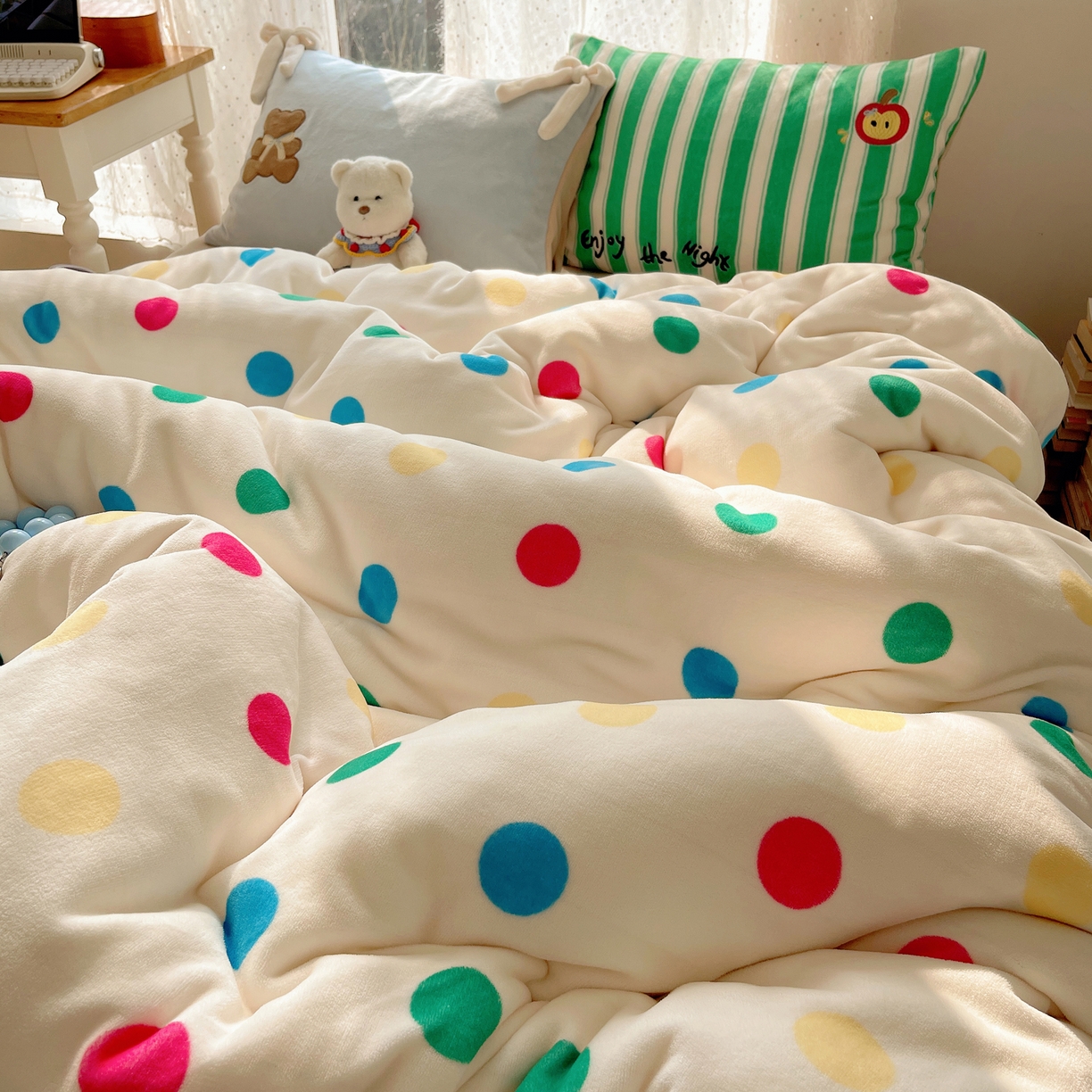 91家纺网 家纺一手货源 找家纺 轻奢坊 2025新款亲肤舒适牛奶绒毛球蝴蝶结款贴布绣四件套 绒波点小熊