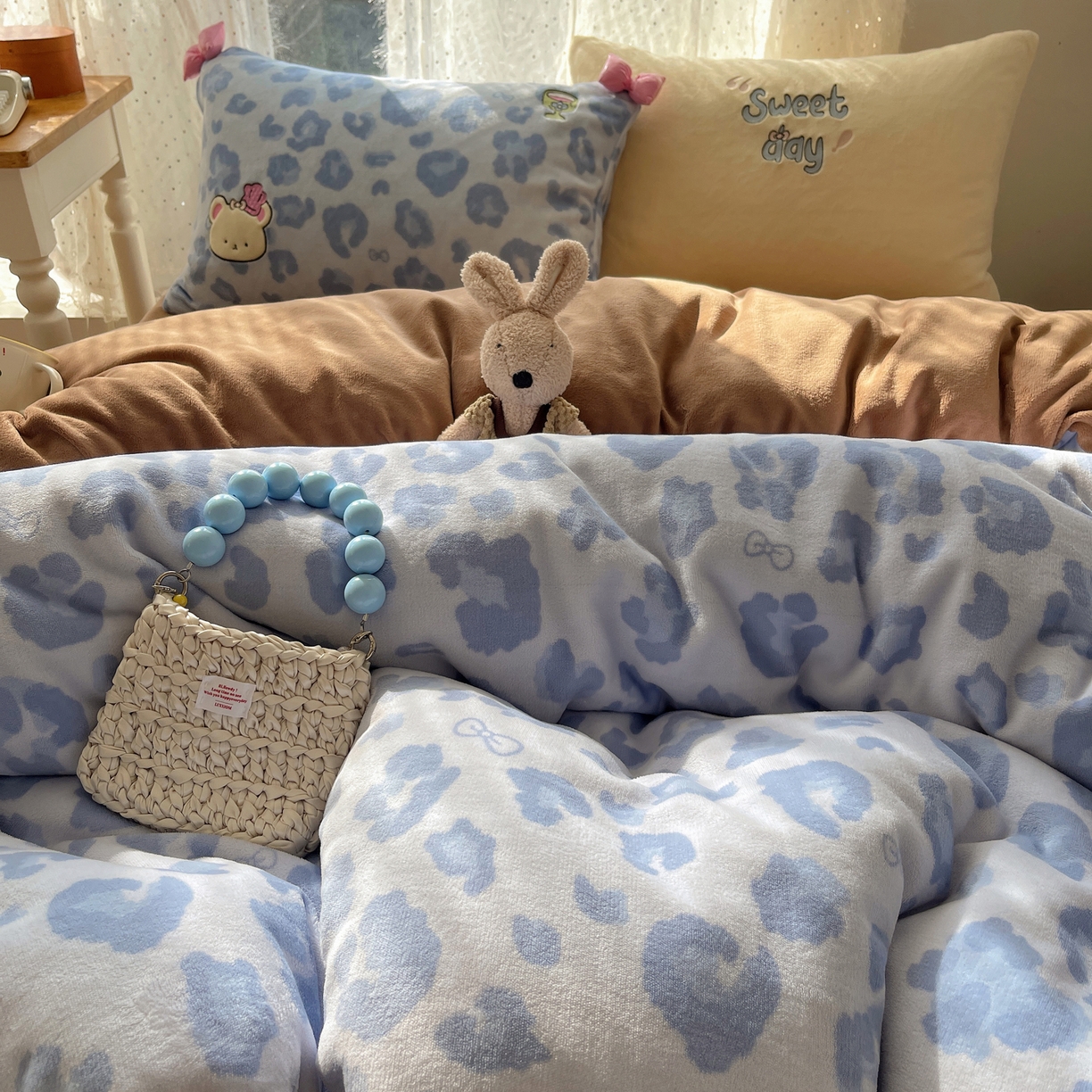 91家纺网 家纺一手货源 找家纺 轻奢坊 2025新款亲肤舒适牛奶绒毛球蝴蝶结款贴布绣四件套 奶熊蓝豹