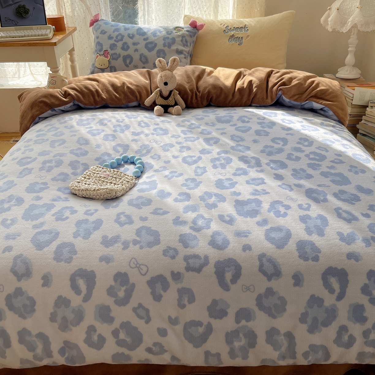 91家纺网 家纺一手货源 找家纺 轻奢坊 2025新款亲肤舒适牛奶绒毛球蝴蝶结款贴布绣四件套 奶熊蓝豹