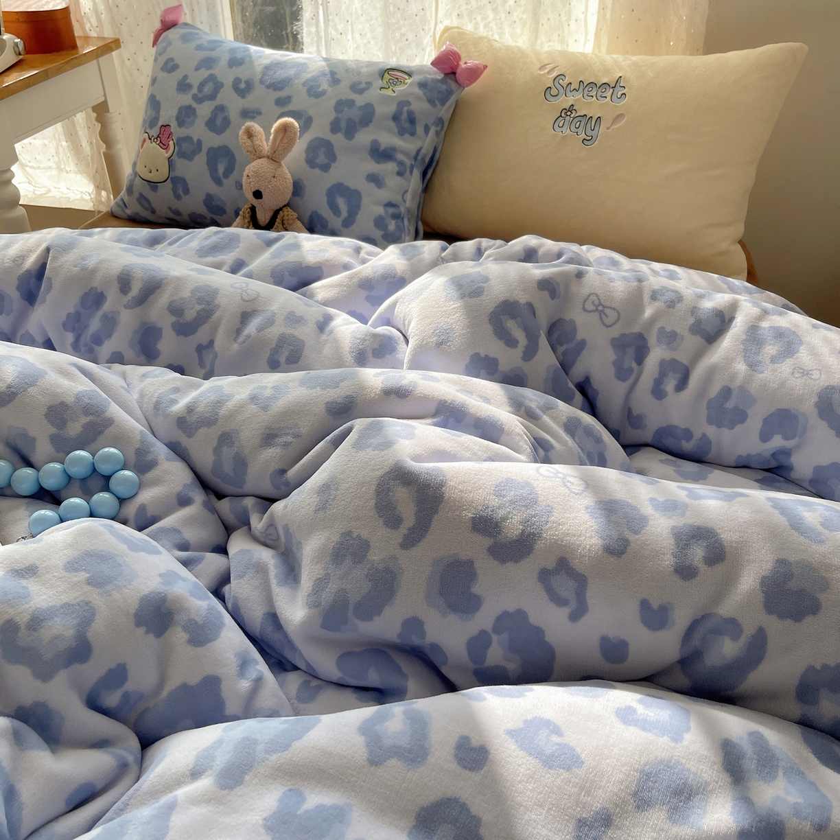 91家纺网 家纺一手货源 找家纺 轻奢坊 2025新款亲肤舒适牛奶绒毛球蝴蝶结款贴布绣四件套 奶熊蓝豹