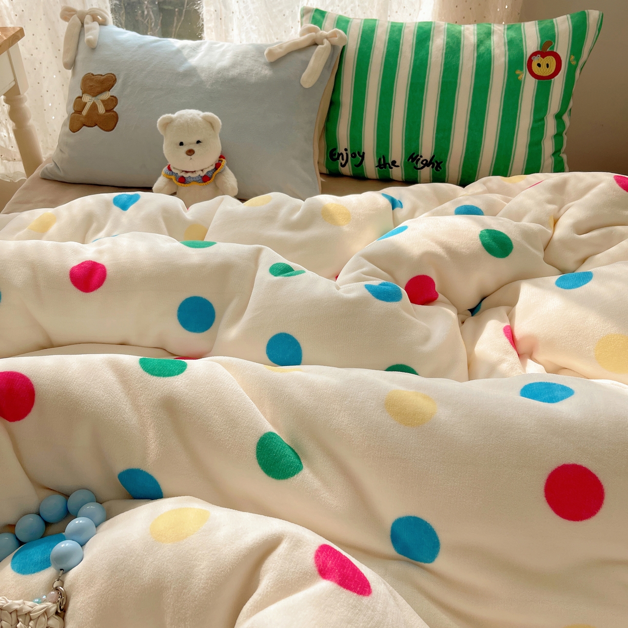 91家纺网 家纺一手货源 找家纺 轻奢坊 2025新款亲肤舒适牛奶绒毛球蝴蝶结款贴布绣四件套 绒波点小熊