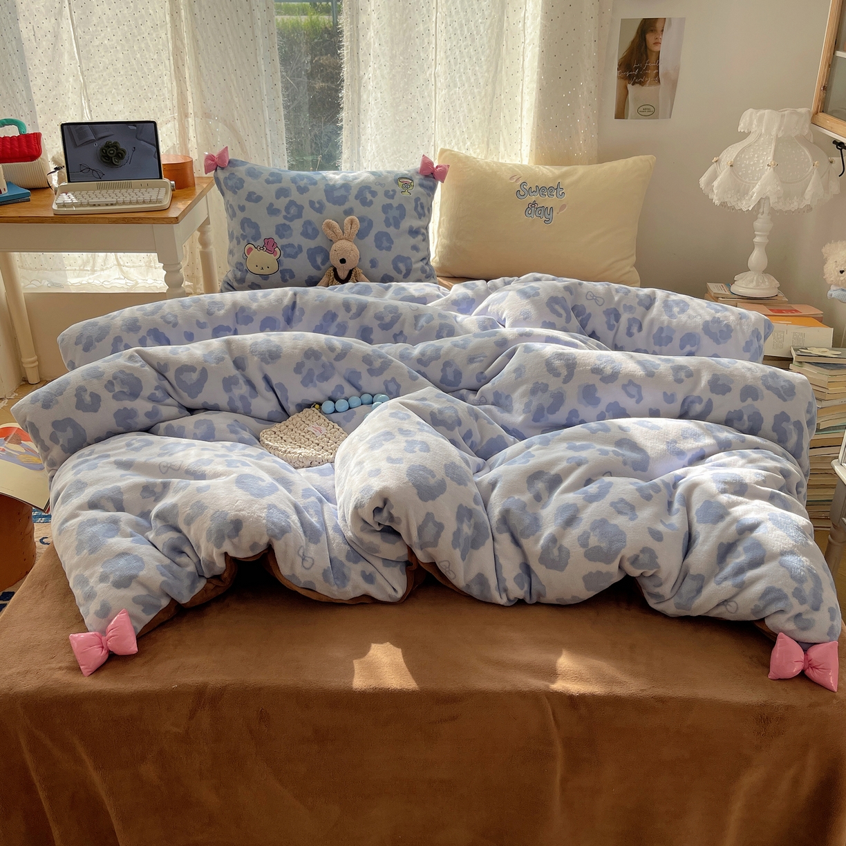 91家纺网 家纺一手货源 找家纺 轻奢坊 2025新款亲肤舒适牛奶绒毛球蝴蝶结款贴布绣四件套 奶熊蓝豹