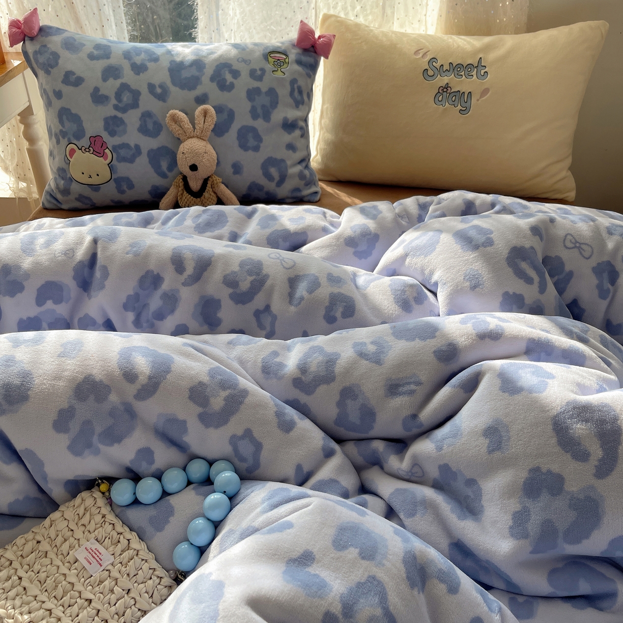 91家纺网 家纺一手货源 找家纺 轻奢坊 2025新款亲肤舒适牛奶绒毛球蝴蝶结款贴布绣四件套 奶熊蓝豹