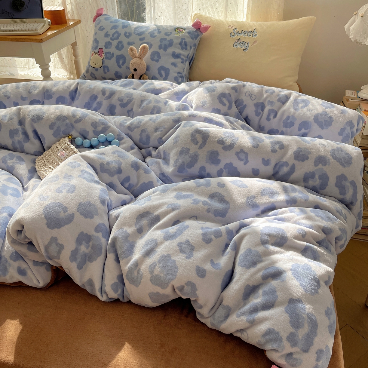 91家纺网 家纺一手货源 找家纺 轻奢坊 2025新款亲肤舒适牛奶绒毛球蝴蝶结款贴布绣四件套 奶熊蓝豹