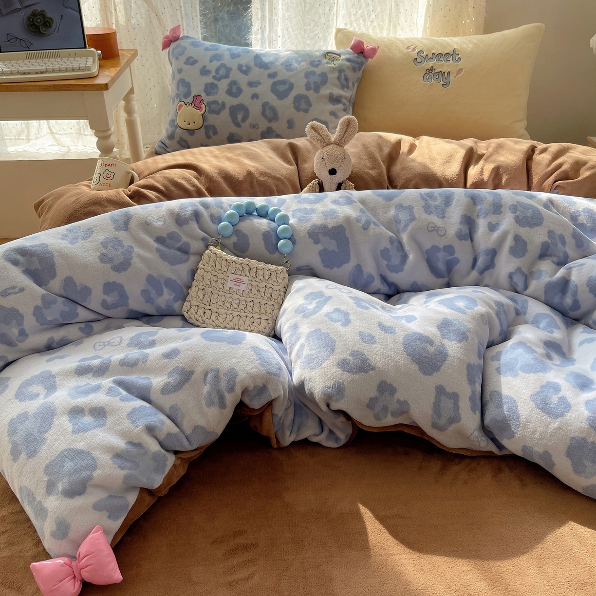 91家纺网 家纺一手货源 找家纺 轻奢坊 2025新款亲肤舒适牛奶绒毛球蝴蝶结款贴布绣四件套 奶熊蓝豹