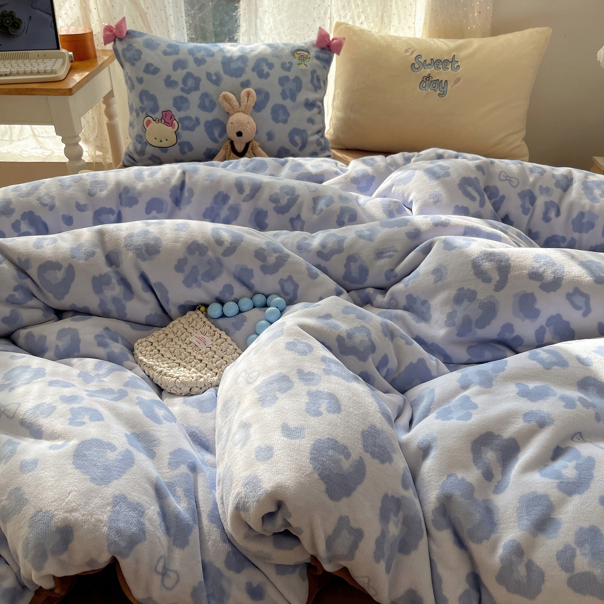 91家纺网 家纺一手货源 找家纺 轻奢坊 2025新款亲肤舒适牛奶绒毛球蝴蝶结款贴布绣四件套 奶熊蓝豹