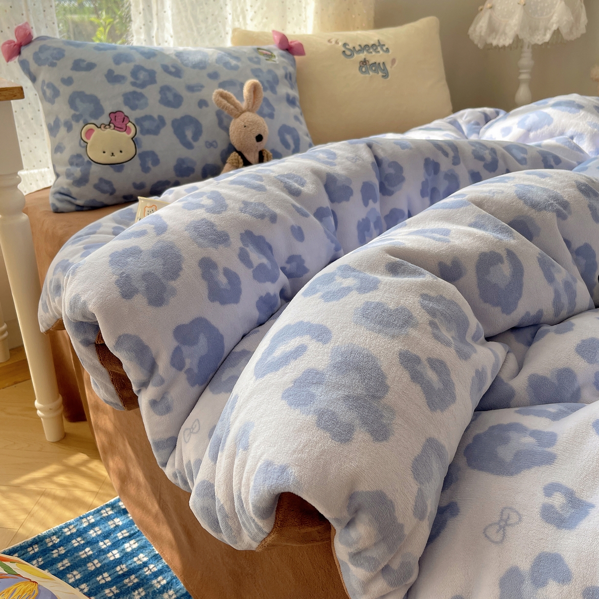 91家纺网 家纺一手货源 找家纺 轻奢坊 2025新款亲肤舒适牛奶绒毛球蝴蝶结款贴布绣四件套 奶熊蓝豹