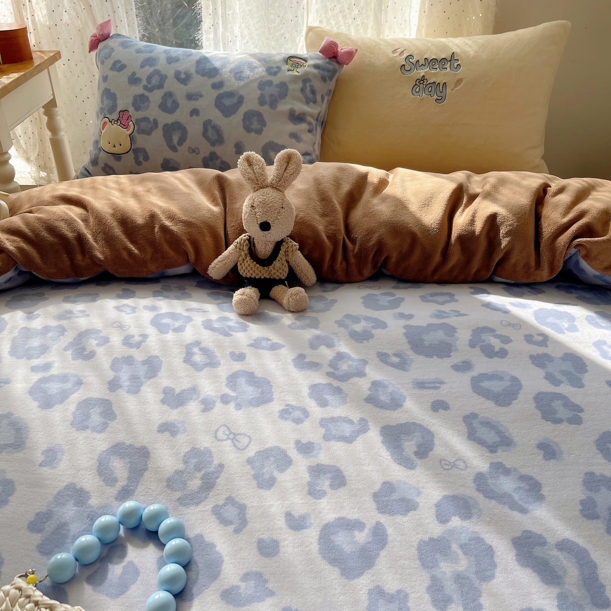 91家纺网 家纺一手货源 找家纺 轻奢坊 2025新款亲肤舒适牛奶绒毛球蝴蝶结款贴布绣四件套 奶熊蓝豹