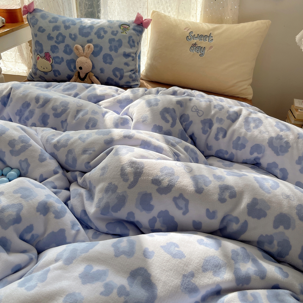 91家纺网 家纺一手货源 找家纺 轻奢坊 2025新款亲肤舒适牛奶绒毛球蝴蝶结款贴布绣四件套 奶熊蓝豹