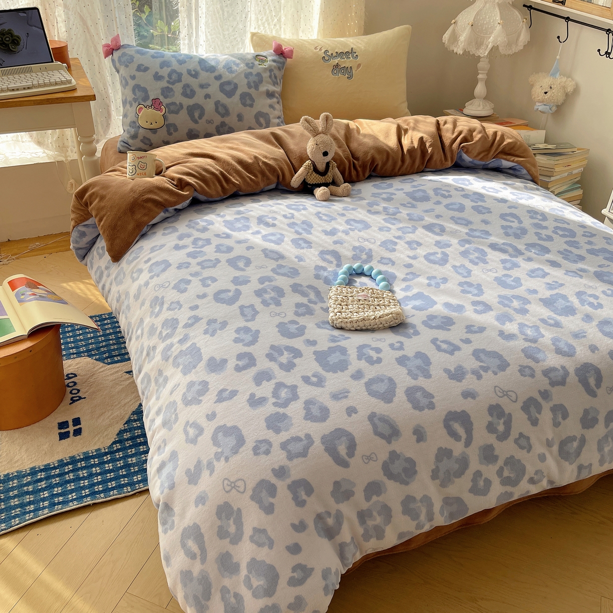 91家纺网 家纺一手货源 找家纺 轻奢坊 2025新款亲肤舒适牛奶绒毛球蝴蝶结款贴布绣四件套 奶熊蓝豹