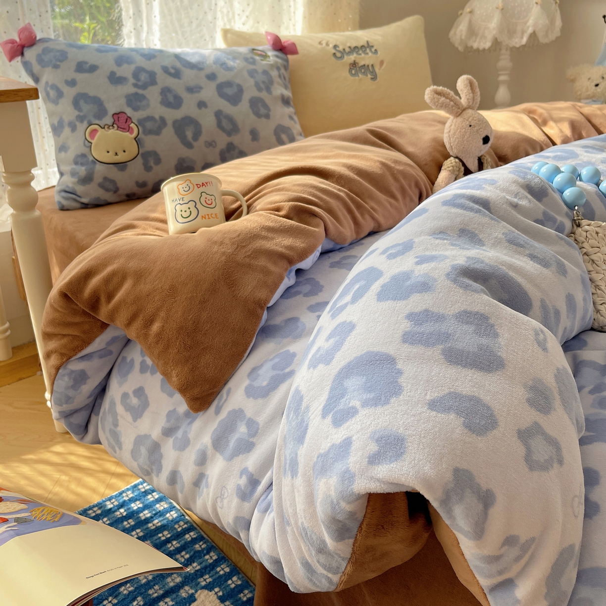 91家纺网 家纺一手货源 找家纺 轻奢坊 2025新款亲肤舒适牛奶绒毛球蝴蝶结款贴布绣四件套 奶熊蓝豹