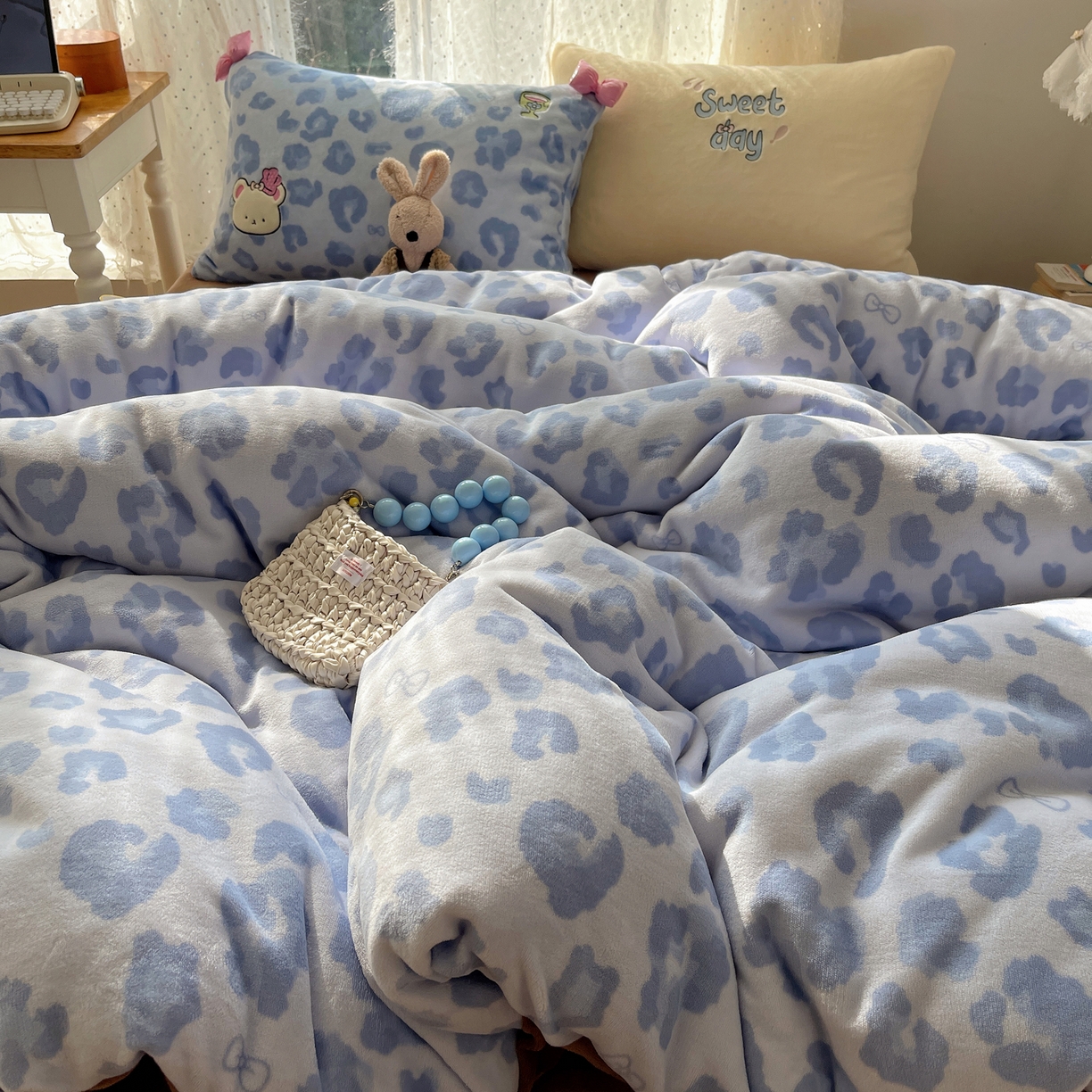 91家纺网 家纺一手货源 找家纺 轻奢坊 2025新款亲肤舒适牛奶绒毛球蝴蝶结款贴布绣四件套 奶熊蓝豹