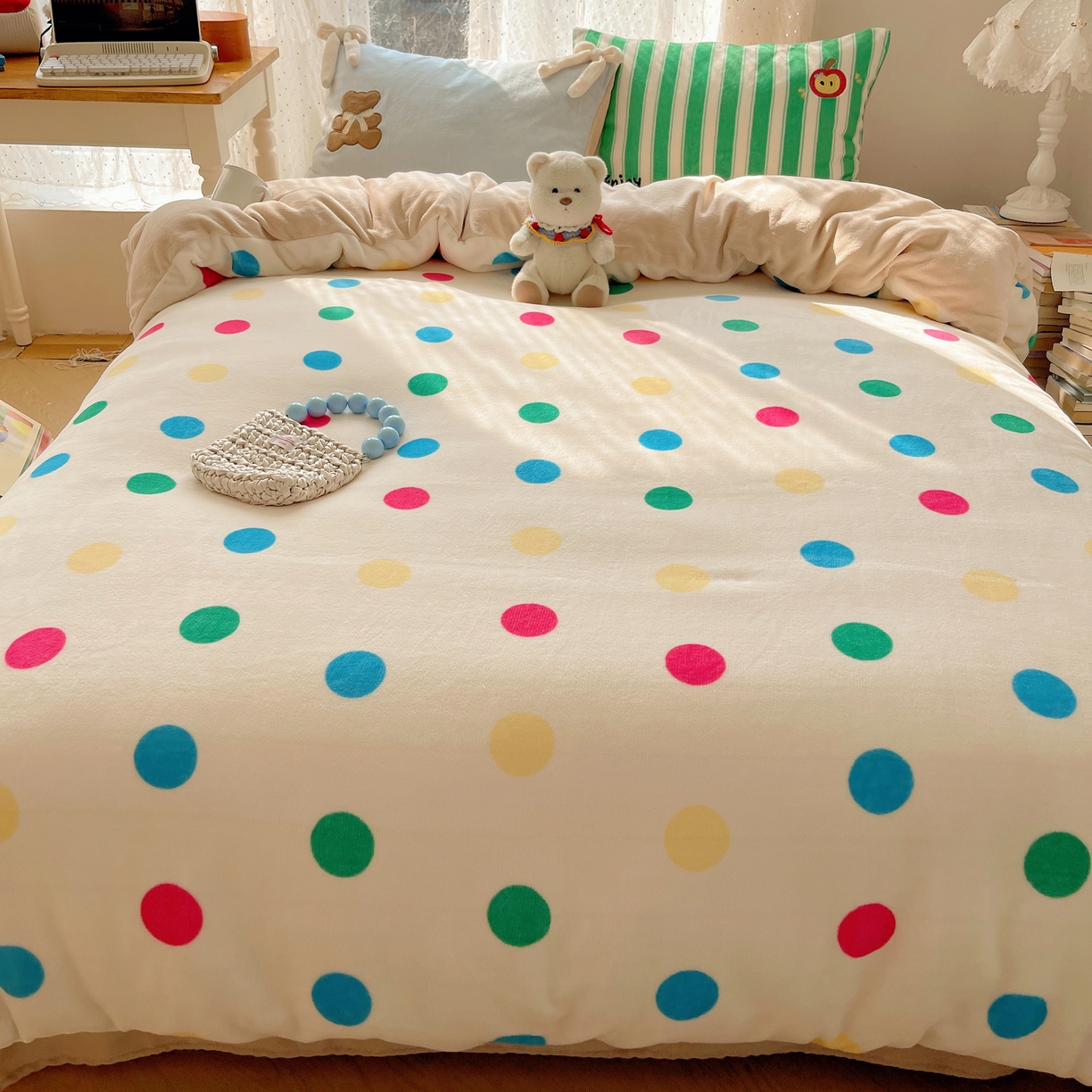 91家纺网 家纺一手货源 找家纺 轻奢坊 2025新款亲肤舒适牛奶绒毛球蝴蝶结款贴布绣四件套 绒波点小熊