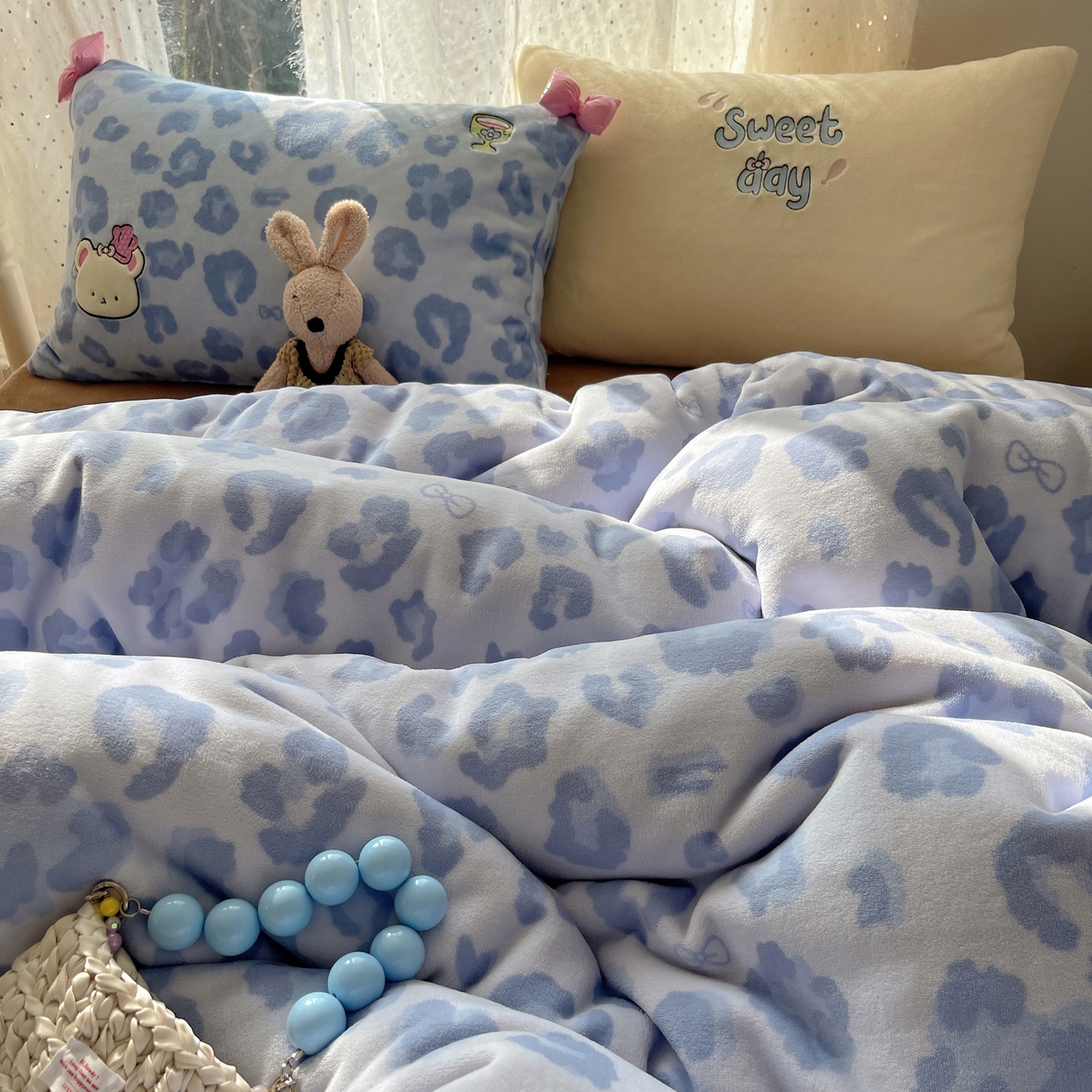 91家纺网 家纺一手货源 找家纺 （总）轻奢坊 2025新款亲肤舒适牛奶绒毛球蝴蝶结款贴布绣四件套