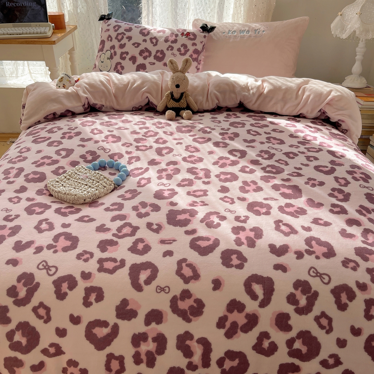 91家纺网 家纺一手货源 找家纺 （总）轻奢坊 2025新款亲肤舒适牛奶绒毛球蝴蝶结款贴布绣四件套