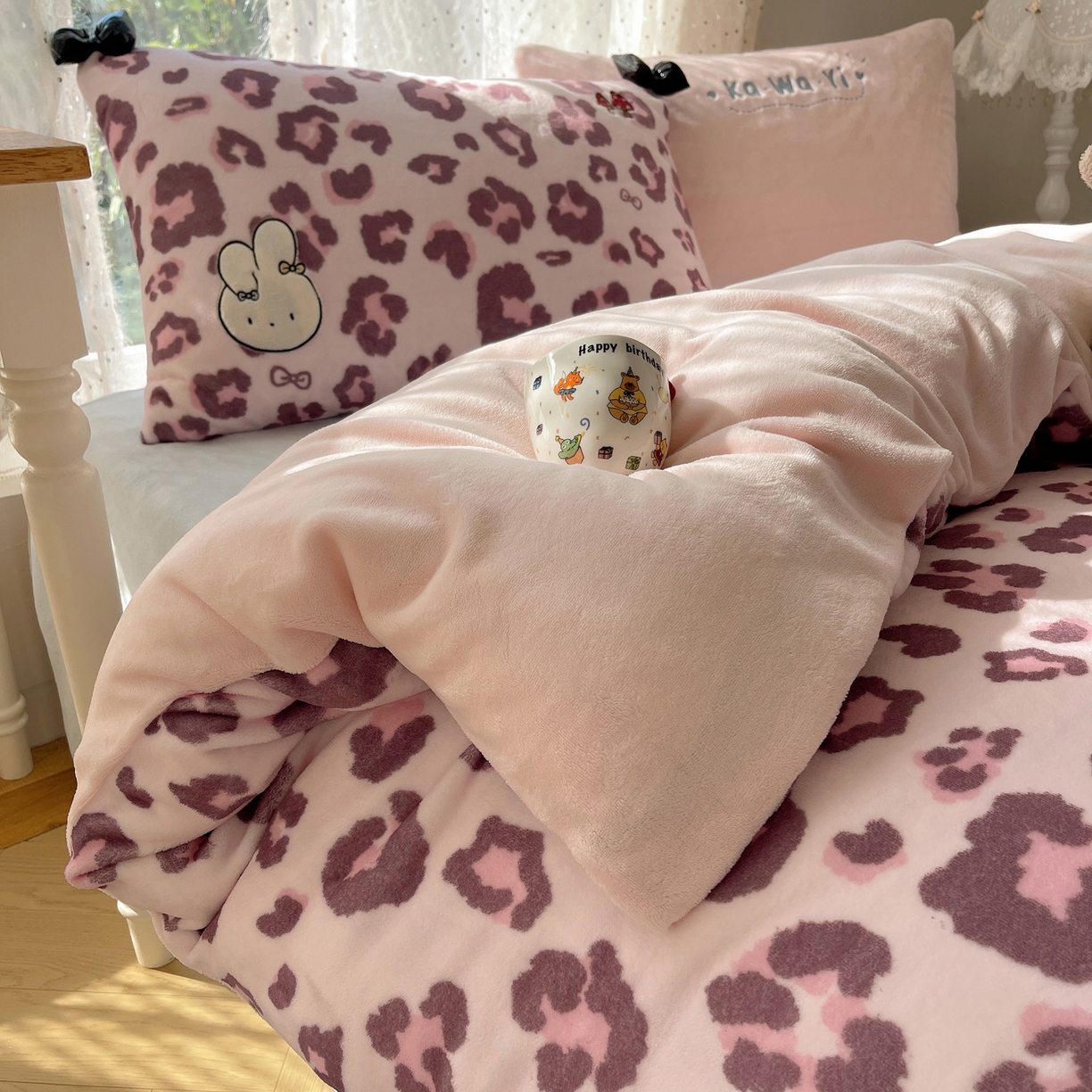 91家纺网 家纺一手货源 找家纺 （总）轻奢坊 2025新款亲肤舒适牛奶绒毛球蝴蝶结款贴布绣四件套