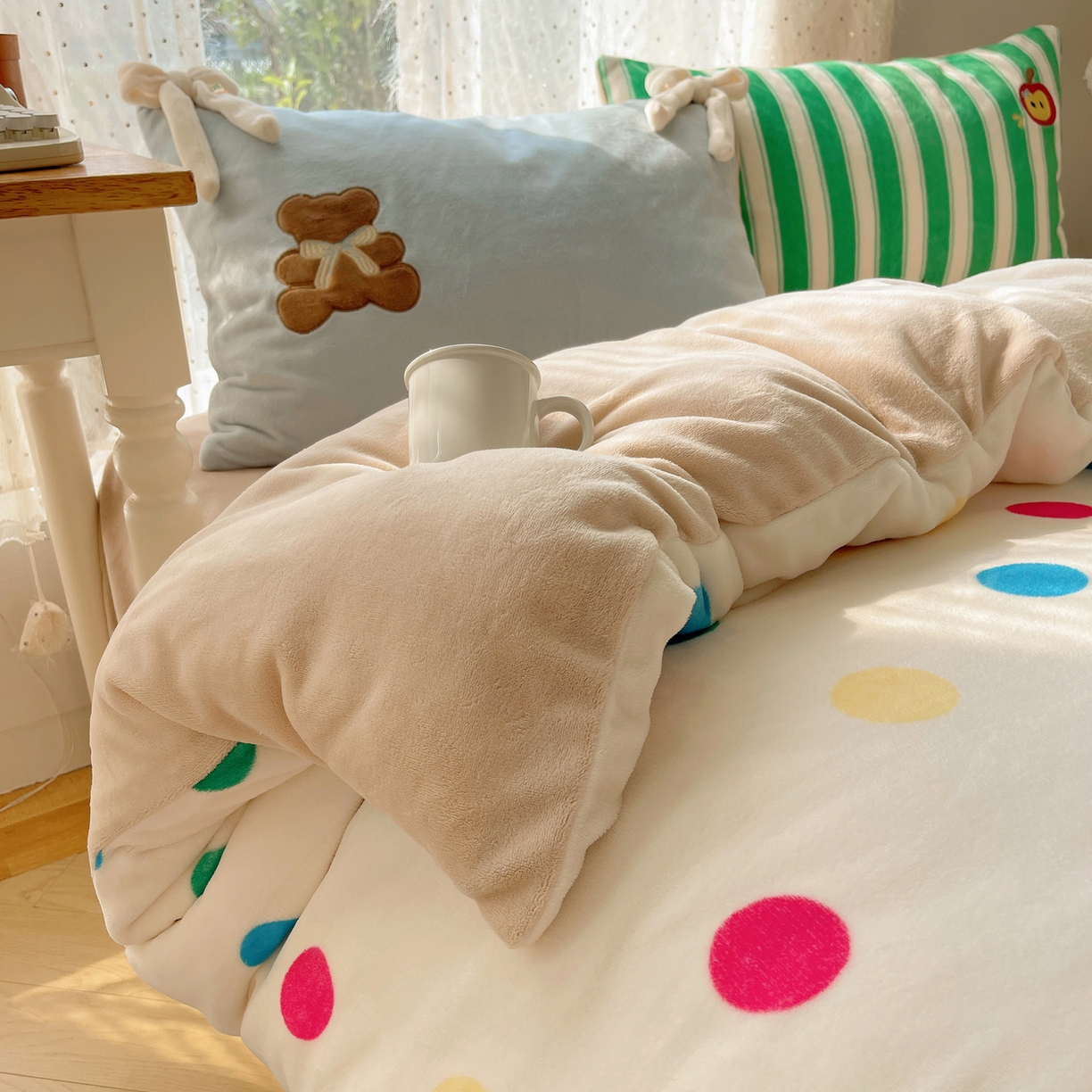 91家纺网 家纺一手货源 找家纺 轻奢坊 2025新款亲肤舒适牛奶绒毛球蝴蝶结款贴布绣四件套 绒波点小熊