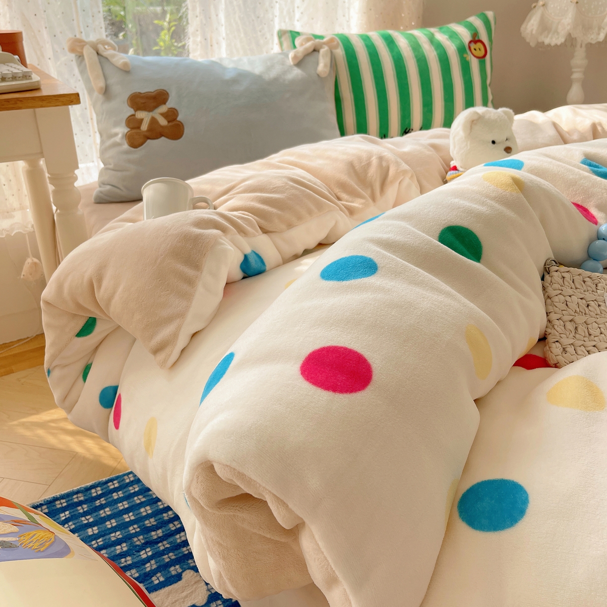 91家纺网 家纺一手货源 找家纺 轻奢坊 2025新款亲肤舒适牛奶绒毛球蝴蝶结款贴布绣四件套 绒波点小熊