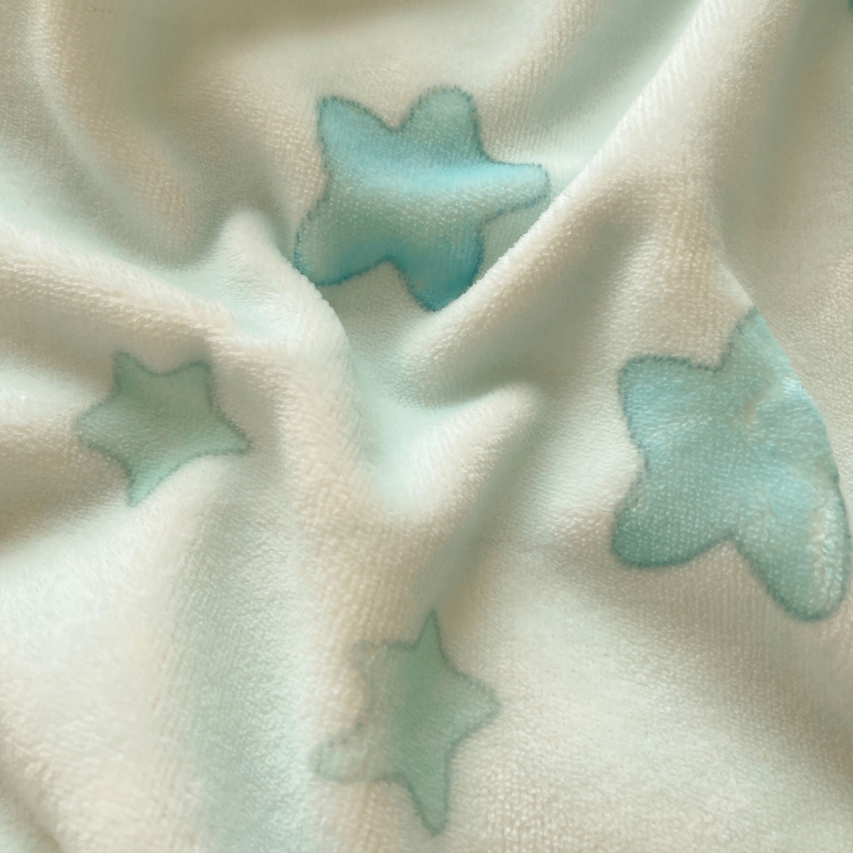 91家纺网 家纺一手货源 找家纺 轻奢坊 2025新款亲肤舒适牛奶绒毛球蝴蝶结款贴布绣四件套 绒星星小狗