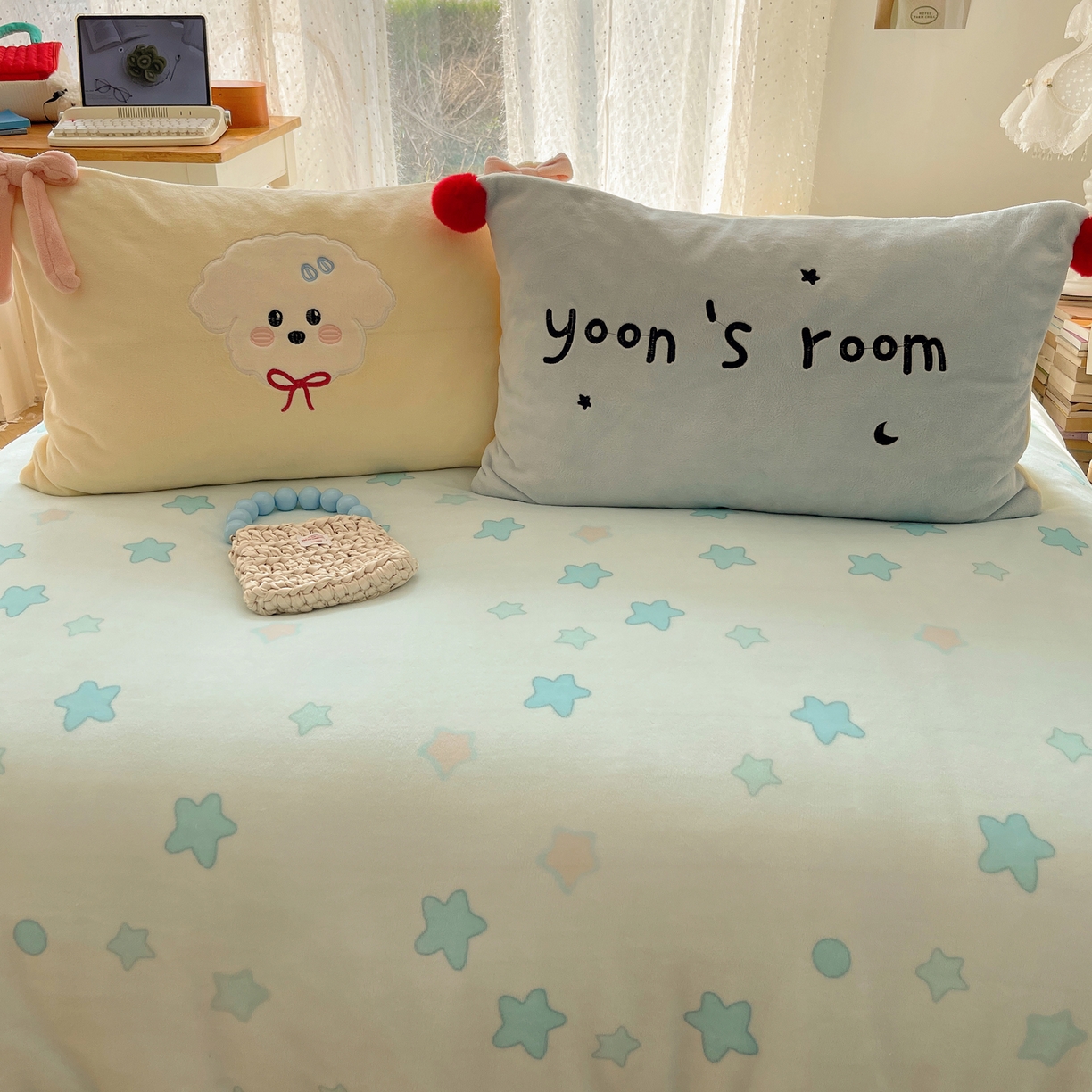 91家纺网 家纺一手货源 找家纺 轻奢坊 2025新款亲肤舒适牛奶绒毛球蝴蝶结款贴布绣四件套 绒星星小狗