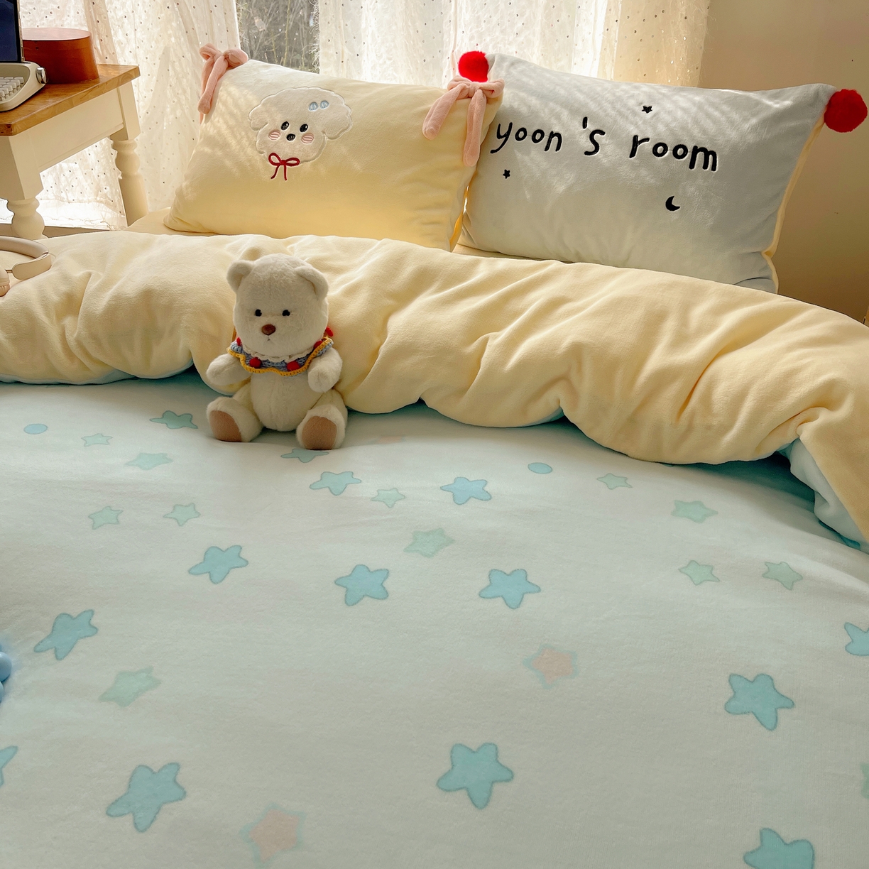 91家纺网 家纺一手货源 找家纺 轻奢坊 2025新款亲肤舒适牛奶绒毛球蝴蝶结款贴布绣四件套 绒星星小狗