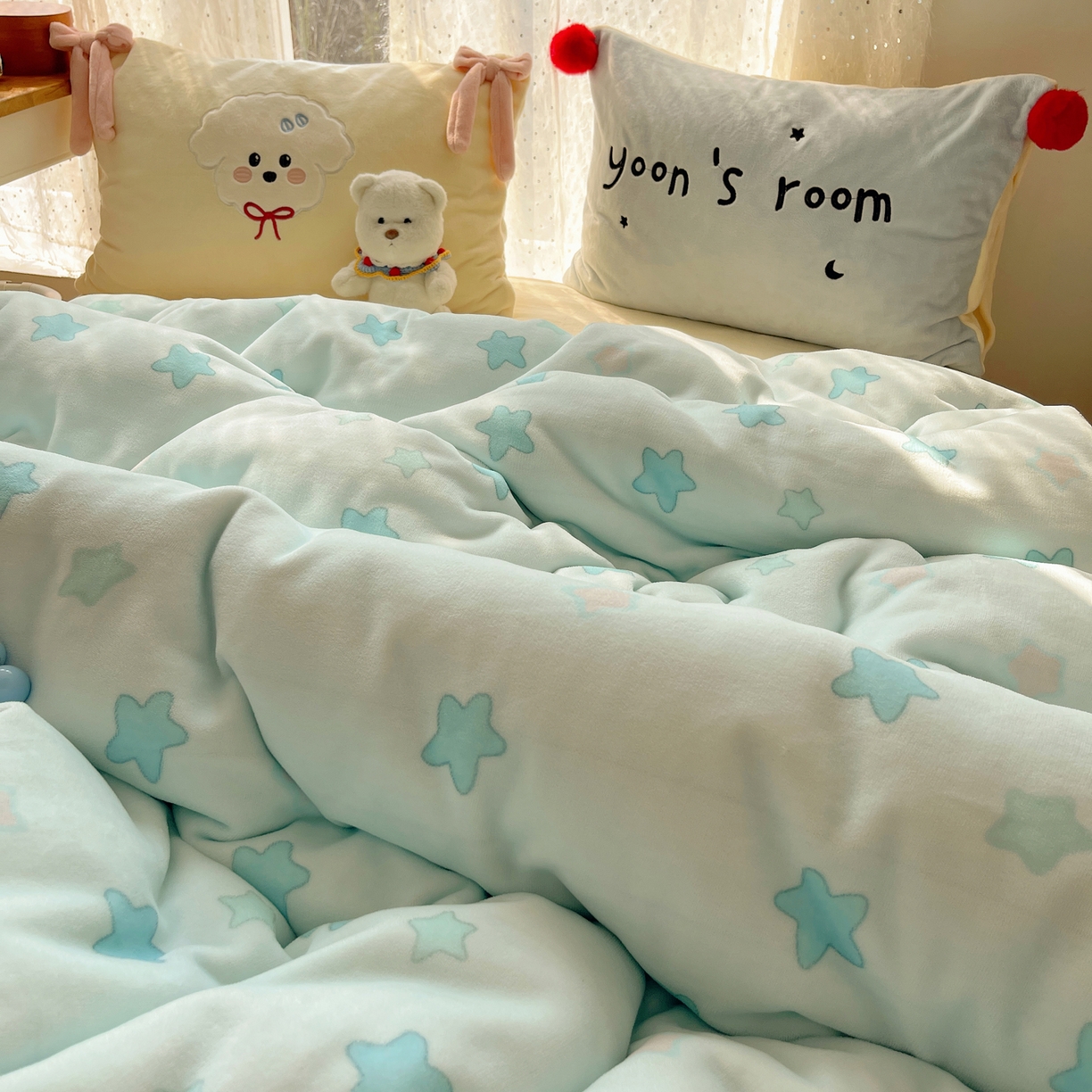 91家纺网 家纺一手货源 找家纺 轻奢坊 2025新款亲肤舒适牛奶绒毛球蝴蝶结款贴布绣四件套 绒星星小狗