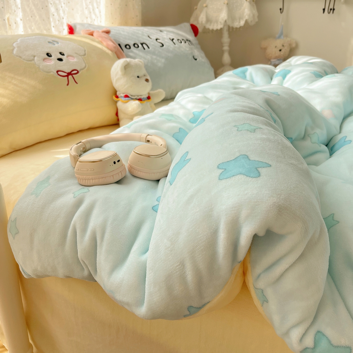 91家纺网 家纺一手货源 找家纺 轻奢坊 2025新款亲肤舒适牛奶绒毛球蝴蝶结款贴布绣四件套 绒星星小狗